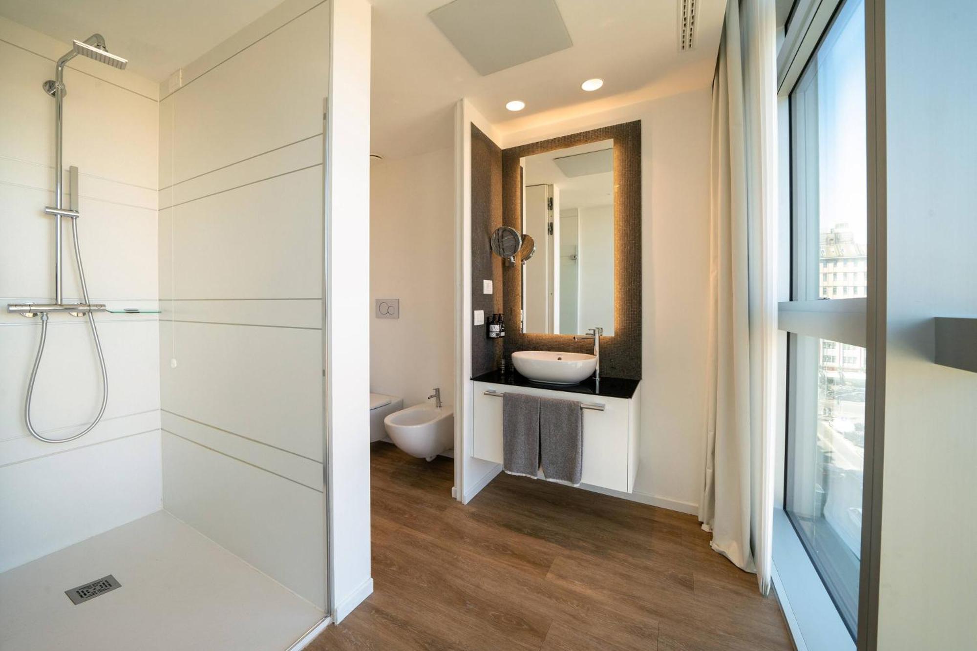 Loft mit Verbindungstür und Stadtblick